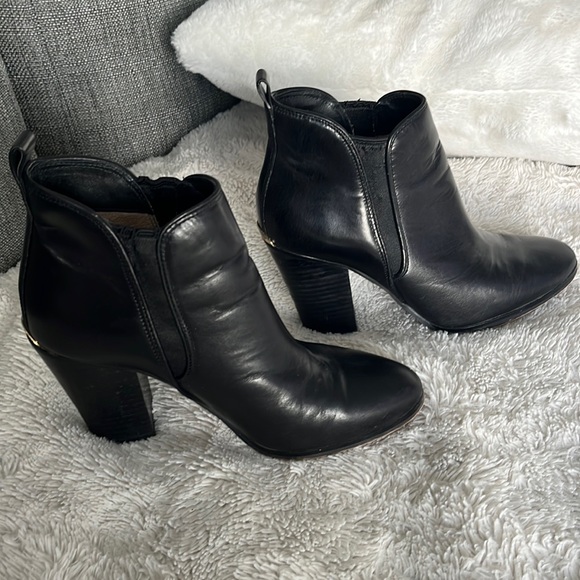 Michael Kors leather short booties,size 6 great condition, only wore a few times - Picture 1 of 10